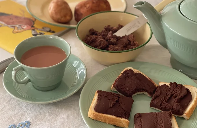 We tried a 1940s Ministry of Food mock Chocolate Spread recipe
