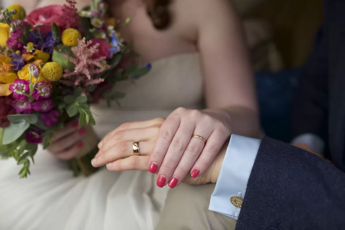 how married couples live on one income