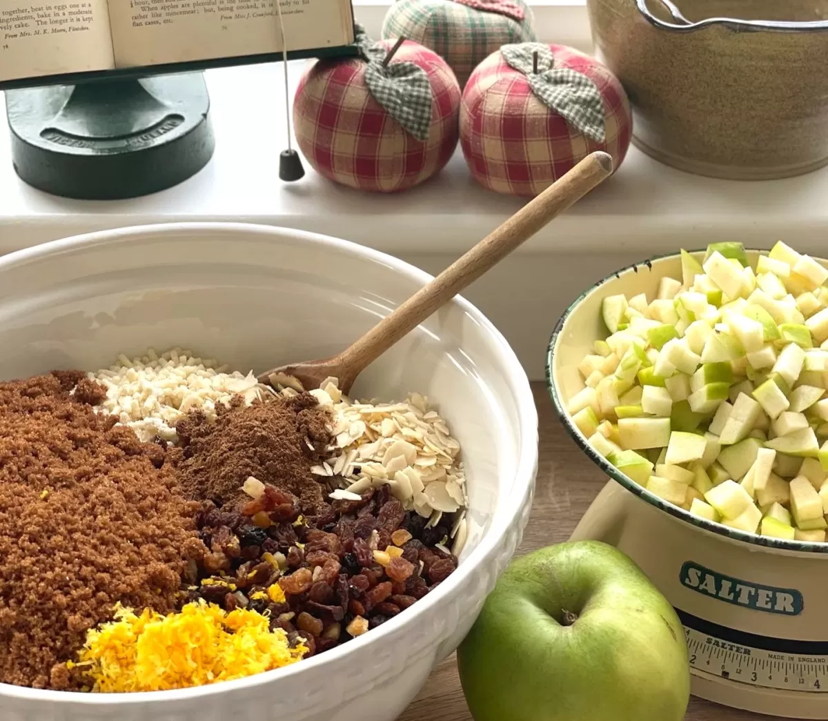 Making mincemeat for Christmas mince pies